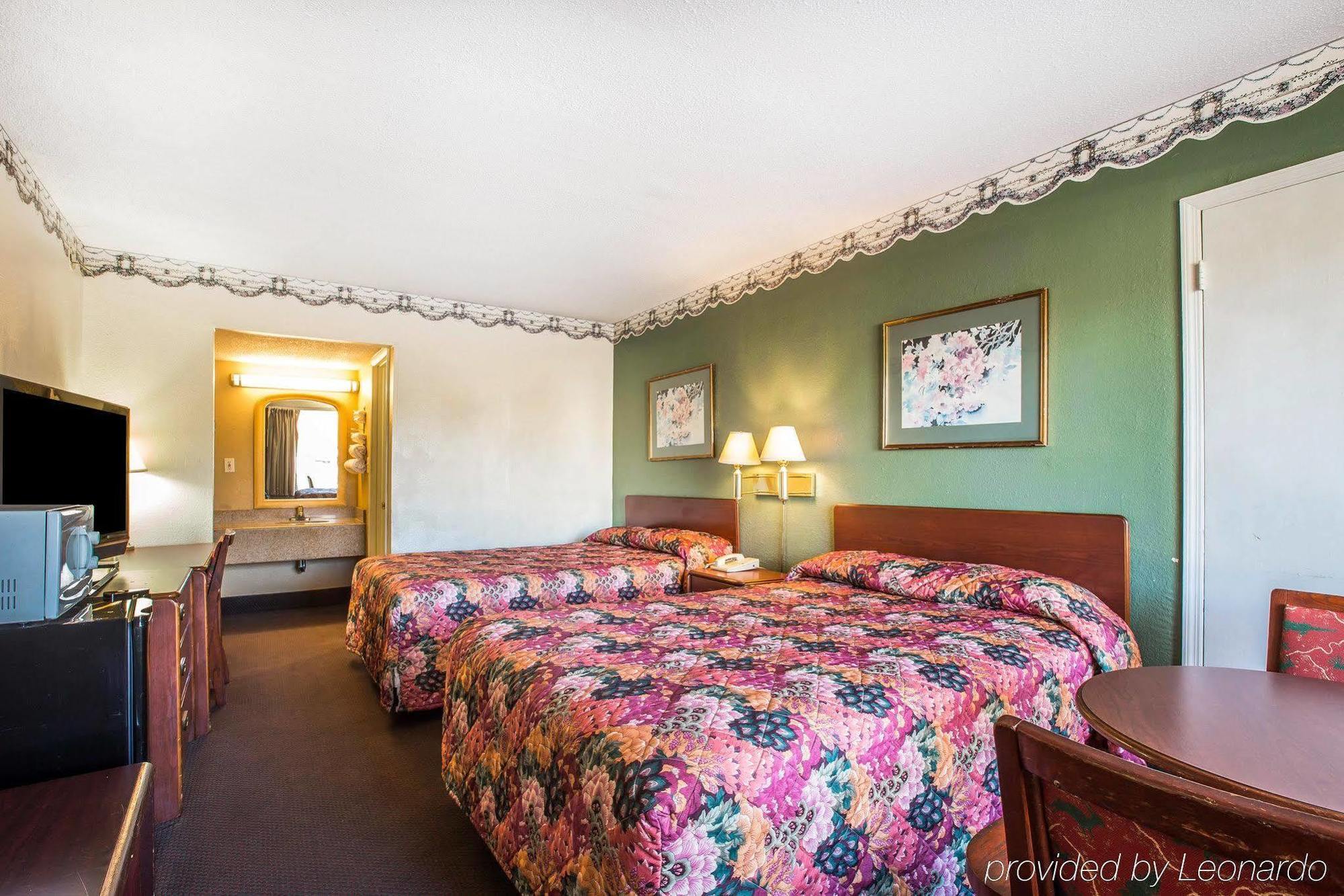 Relax Inn Milledgeville Exterior photo
